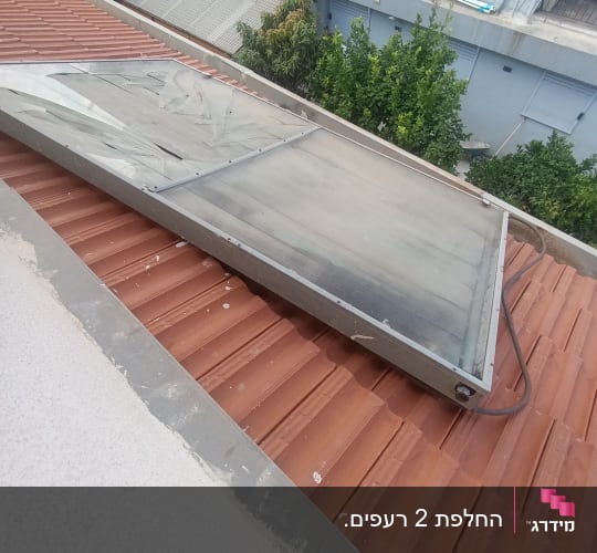 פאנל סולארי על גג רעפים אדום